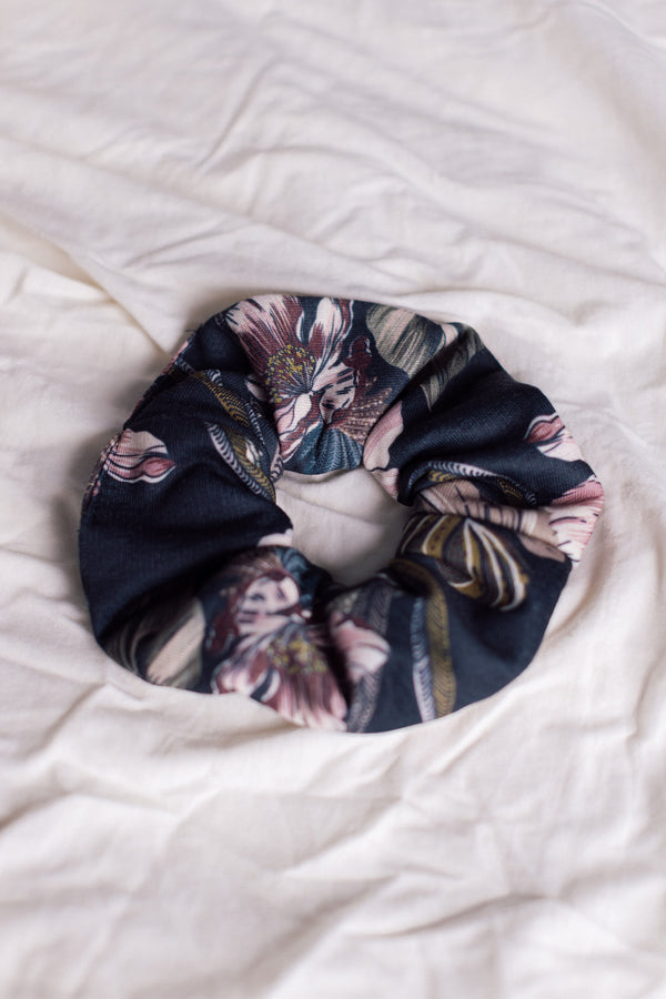 Scrunchie Black Orchids